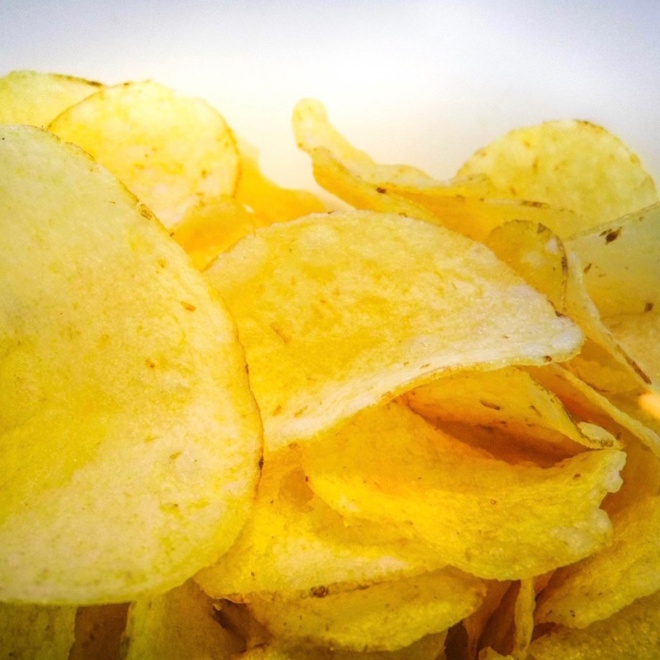 knusprige Chips in schönem sonnengelb