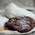 Schokoladecookie mit Staubzucker bestreut